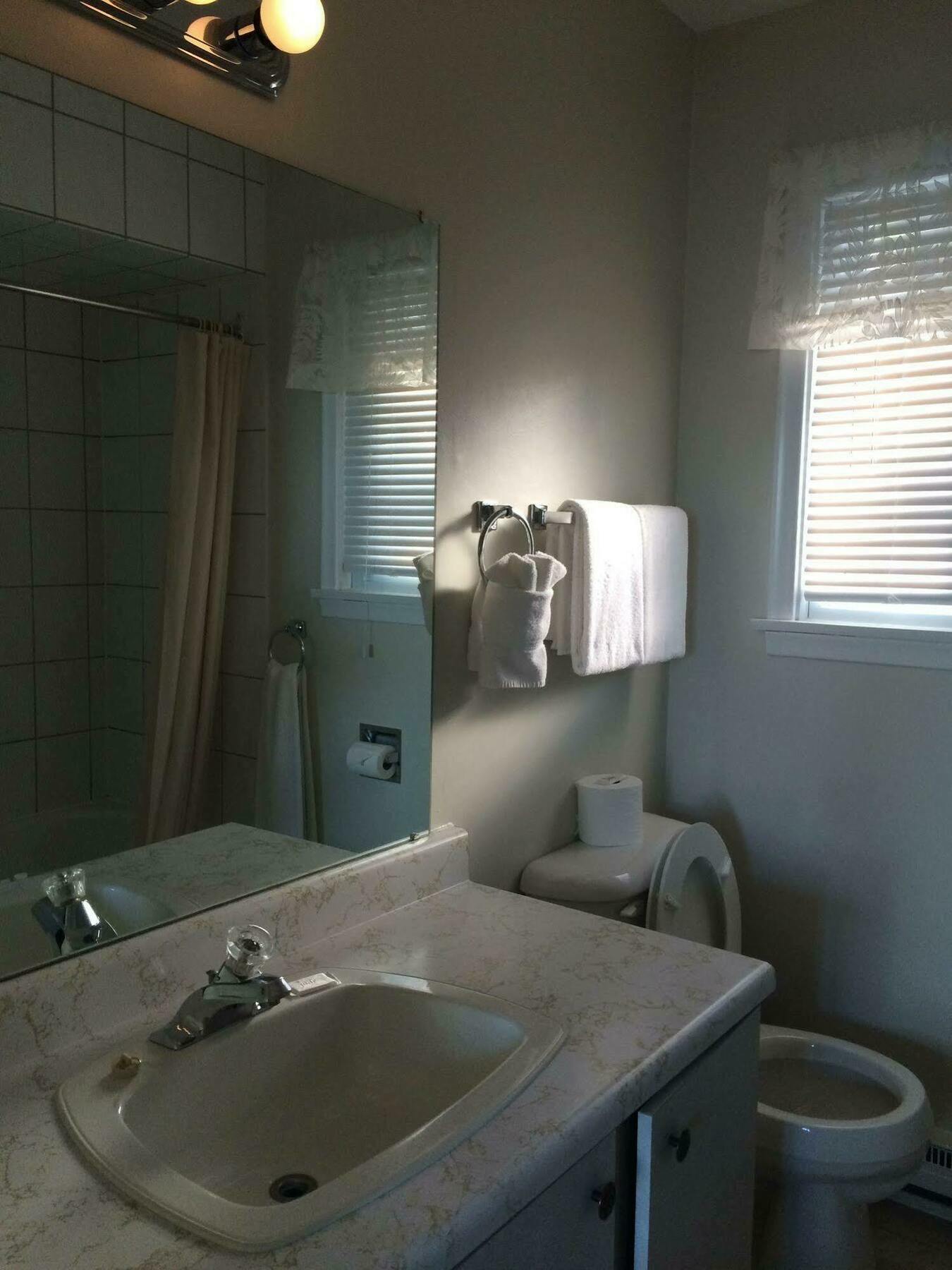 Pinedale Inn グレイブンハースト エクステリア 写真